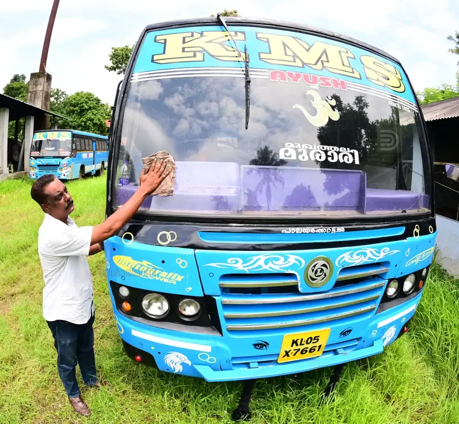 പ്രതിസന്ധിയിലായി സർവീസ്‌ അവസാനിപ്പിച്ച കെഎംഎസ്‌ ആയുഷ്‌ മോട്ടോഴ്സ്‌ ഉടമ സി അശ്വതികുമാർ തന്റെ ബസ്‌ തുടച്ച്‌ വൃത്തിയാക്കുന്നു