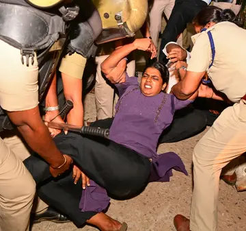 എസ്എഫ്ഐ കമീഷണർ ഓഫീസ് മാർച്ചിനിടെ സംസ്ഥാന കമ്മിറ്റി അംഗം ജ്യോതി മൈക്കിളിനെ നിലത്തു വലിച്ചിഴക്കുന്ന പൊലീസ് ഉദ്യോഗസ്ഥർ ഫോട്ടോ /എം എസ് ശ്രീധർലാൽ 