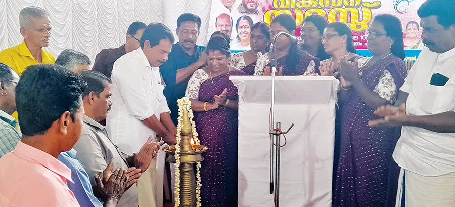 കൈനകരി പഞ്ചായത്ത് വികസനസദസ് പ്രസിഡന്റ് എം സി പ്രസാദ് ഉദ്ഘാടനംചെയ്യുന്നു