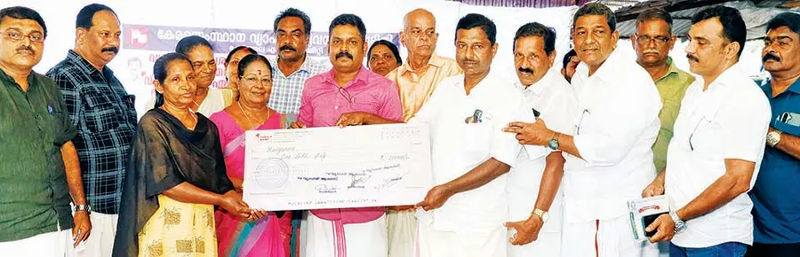 വ്യാപാരി വ്യവസായി സമിതി ജില്ലാ കമ്മിറ്റിയുടെ വ്യാപാരി ആശ്വാസ് പദ്ധതിയിൽ മരണാനന്തര ധനസഹായം ജെയിംസിന്റെ ആശ്രിതർക്ക് ആശ്വാസ് ചെയർമാൻ ടി വി ബൈജുവും ജില്ലാ സെക്രട്ടറി എസ് ശരത്തും ചേർന്ന് കൈമാറുന്നു