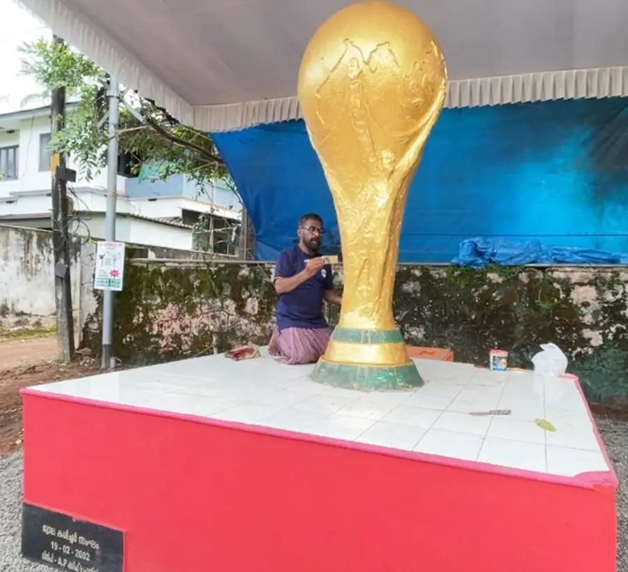 വണ്ടൂരിൽ ഒരുങ്ങിയ ലോകകപ്പിന്റെ മാതൃക
അവസാന മിനുക്കുപണിയിൽ