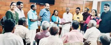 സിപിഐ എം മണ്ണഞ്ചേരി ലോക്കൽ കമ്മിറ്റി പ്രദേശത്തെ മുതിർന്ന പാർടി അംഗങ്ങൾക്കുള്ള ഓണക്കോടി വിതരണം  പി എൻ ദാസന് നൽകി ജില്ലാ സെക്രട്ടറിയറ്റ് അംഗം കെ ജി രാജേശ്വരി ഉദ്ഘാടനംചെയ്യുന്നു