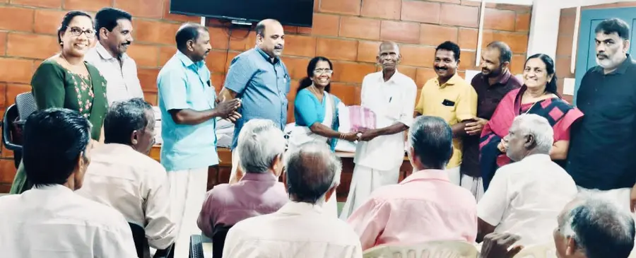 സിപിഐ എം മണ്ണഞ്ചേരി ലോക്കൽ കമ്മിറ്റി പ്രദേശത്തെ മുതിർന്ന പാർടി അംഗങ്ങൾക്കുള്ള ഓണക്കോടി വിതരണം  പി എൻ ദാസന് നൽകി ജില്ലാ സെക്രട്ടറിയറ്റ് അംഗം കെ ജി രാജേശ്വരി ഉദ്ഘാടനംചെയ്യുന്നു