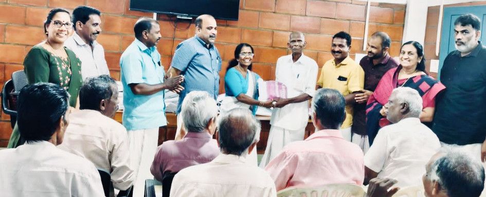 സിപിഐ എം മണ്ണഞ്ചേരി ലോക്കൽ കമ്മിറ്റി പ്രദേശത്തെ മുതിർന്ന പാർടി അംഗങ്ങൾക്കുള്ള ഓണക്കോടി വിതരണം  പി എൻ ദാസന് നൽകി ജില്ലാ സെക്രട്ടറിയറ്റ് അംഗം കെ ജി രാജേശ്വരി ഉദ്ഘാടനംചെയ്യുന്നു