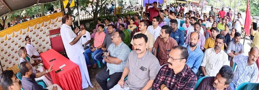 കേരള കോ – ഓപ്പറേറ്റീവ് എംപ്ലോയീസ് യൂണിയൻ ജില്ലാ കമ്മിറ്റി സഹകരണസംഘം ജോയിന്റ് രജിസ്ട്രാർ ഓഫീസിലേക്ക് നടത്തിയ മാർച്ച്
സിഐടിയു ജില്ലാ സെക്രട്ടറി എം ഹംസ ഉദ്ഘാടനം ചെയ്യുന്നു
