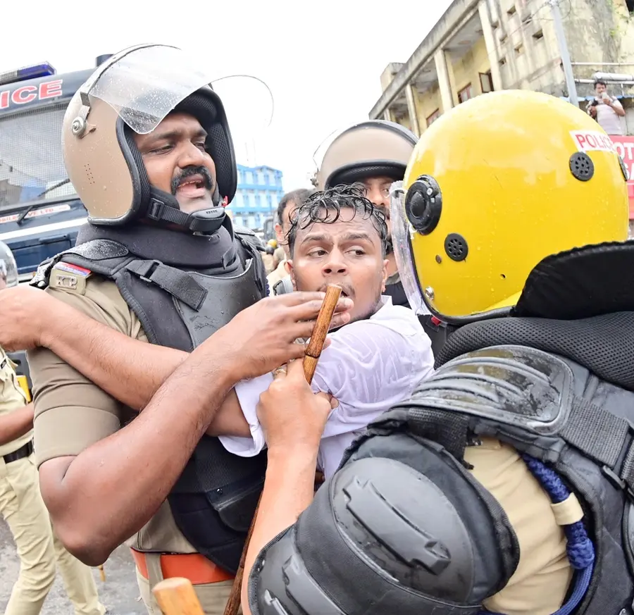എസ്എഫ്ഐ ജില്ലാ കമ്മിറ്റി ഹെഡ് പോസ്റ്റ് ഓഫീസിലേക്ക് നടത്തിയ മാർച്ചിൽ  സംസ്ഥാന സെക്രട്ടറിയറ്റ് അംഗം എസ് വിപിനെ പൊലീസ് പിടിച്ചുവയ്ക്കുന്നു
