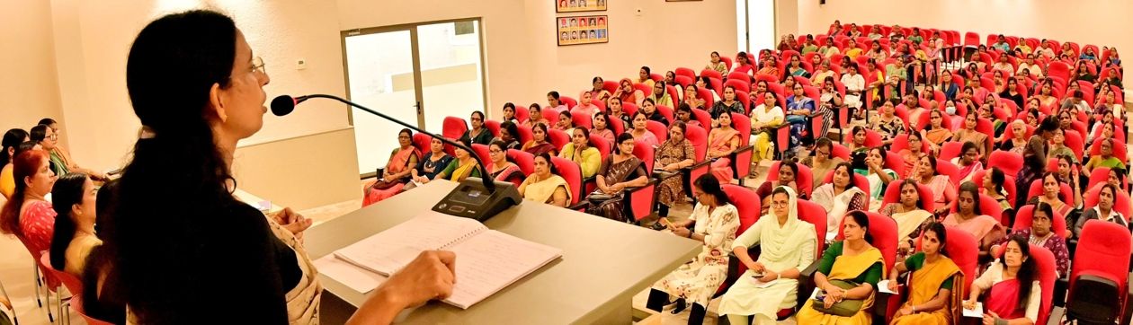 ജനാധിപത്യ മഹിളാ അസോസിയേഷൻ സംഘടിപ്പിച്ച ക്യാപ്റ്റൻ ലക്ഷ്മി അനുസ്മരണയോഗം കേന്ദ്ര കമ്മിറ്റി അംഗം ടി ഗീനാകുമാരി ഉദ്‌ഘാടനം ചെയ്യുന്നു