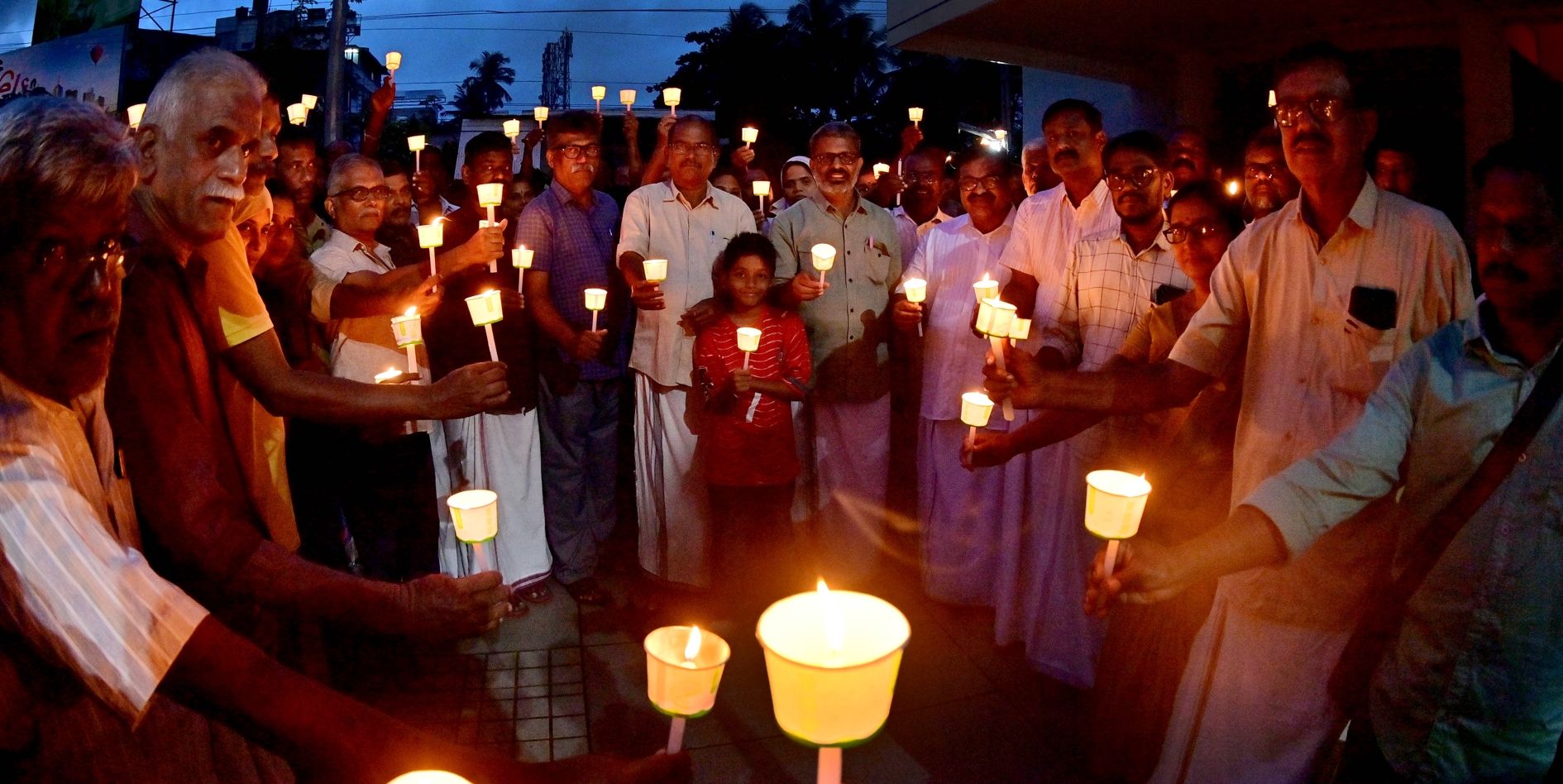 വൈദ്യുതി പ്രതിസന്ധിക്കെതിരെ സിപിഐ എം നേതൃത്വത്തിൽ ജില്ലാ കമ്മിറ്റി ഓഫീസിനുമുന്നിൽ നടത്തിയ  മെഴുകുതിരി കത്തിക്കൽ പ്രതിഷേധം ജില്ലാ സെക്രട്ടറി ഇ എൻ സുരേഷ് ബാബു ഉദ്ഘാടനം ചെയ്യുന്നു