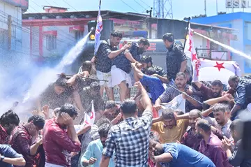 പാലക്കാട് ഹെഡ് പോസ്റ്റ് ഓഫീസിലേക്ക് ഡിവൈഎഫ്ഐ നടത്തിയ മാർച്ചിനുനേരെ പൊലീസ് ജലപീരങ്കി പ്രയോഗിച്ചപ്പോൾ