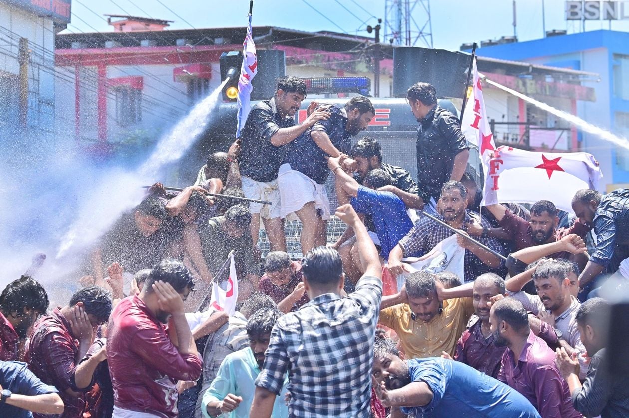 പാലക്കാട് ഹെഡ് പോസ്റ്റ് ഓഫീസിലേക്ക് ഡിവൈഎഫ്ഐ നടത്തിയ മാർച്ചിനുനേരെ പൊലീസ് ജലപീരങ്കി പ്രയോഗിച്ചപ്പോൾ