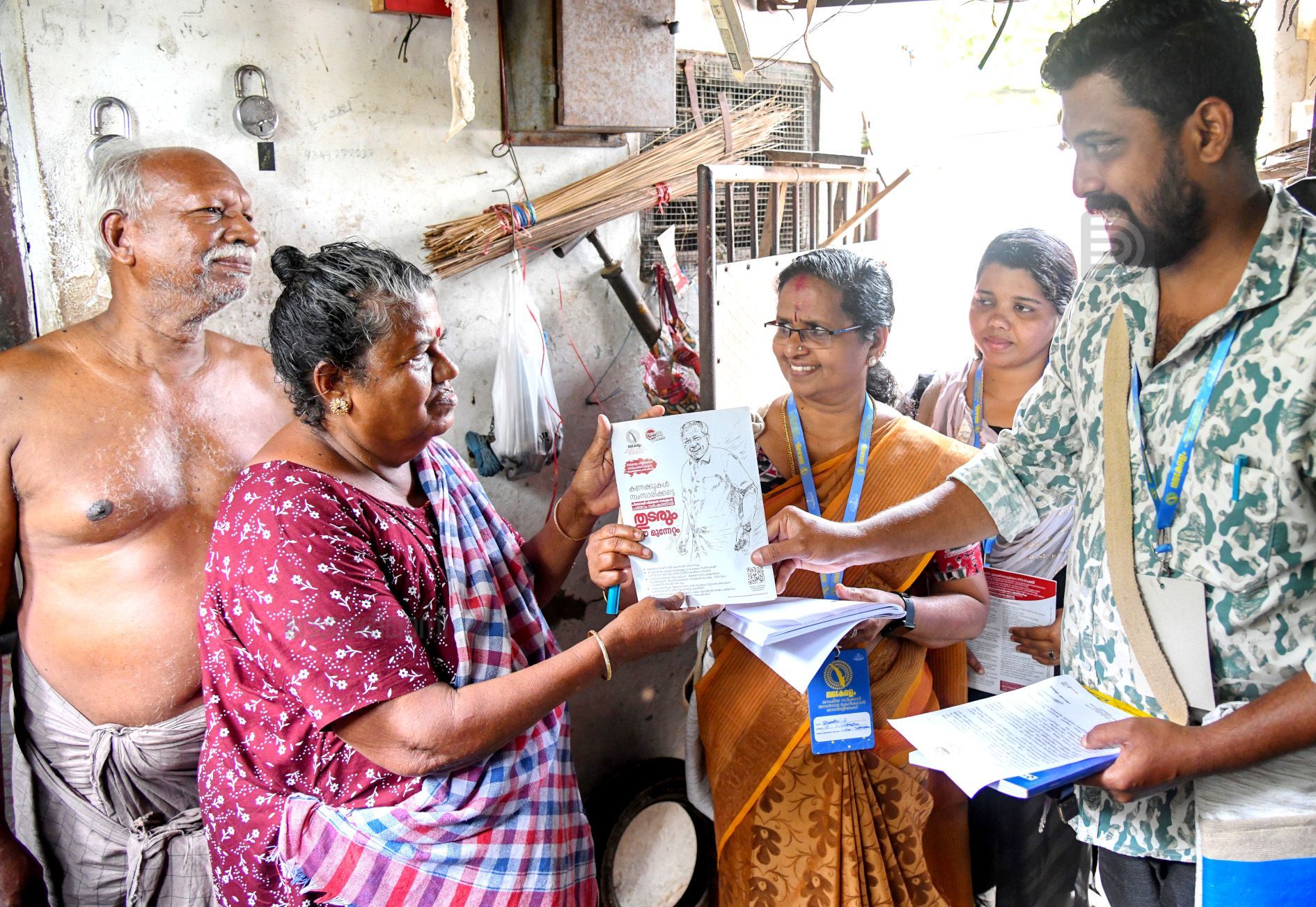 സിറ്റിസൺ റെസ്പോൺസ് പ്രോഗ്രാമിന്റെ ഭാഗമായി മുളങ്കാടകത്തെ വീടുകളിൽ സന്നദ്ധ സേനാംഗങ്ങൾ സന്ദർശിക്കുന്നു