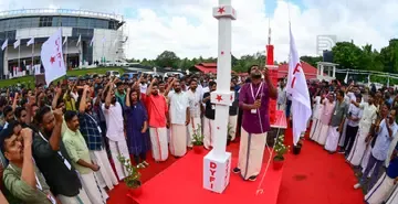ഡിവൈഎഫ്ഐ കൊല്ലം ജില്ലാ സമ്മേളനത്തിന് തുടക്കംകുറിച്ച് ജില്ലാ പ്രസിഡന്റ് ടി ആർ ശ്രീനാഥ്‌ പതാക ഉയർത്തുന്നു