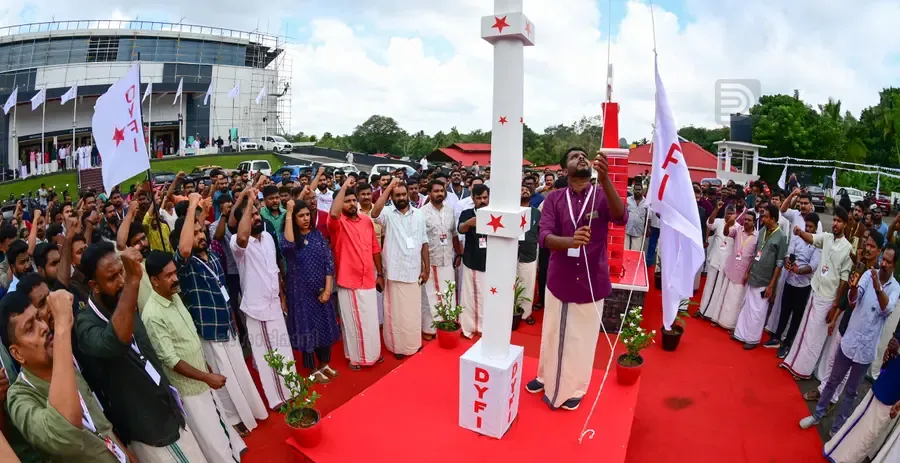ഡിവൈഎഫ്ഐ കൊല്ലം ജില്ലാ സമ്മേളനത്തിന് തുടക്കംകുറിച്ച് ജില്ലാ പ്രസിഡന്റ് ടി ആർ ശ്രീനാഥ് പതാക ഉയർത്തുന്നു