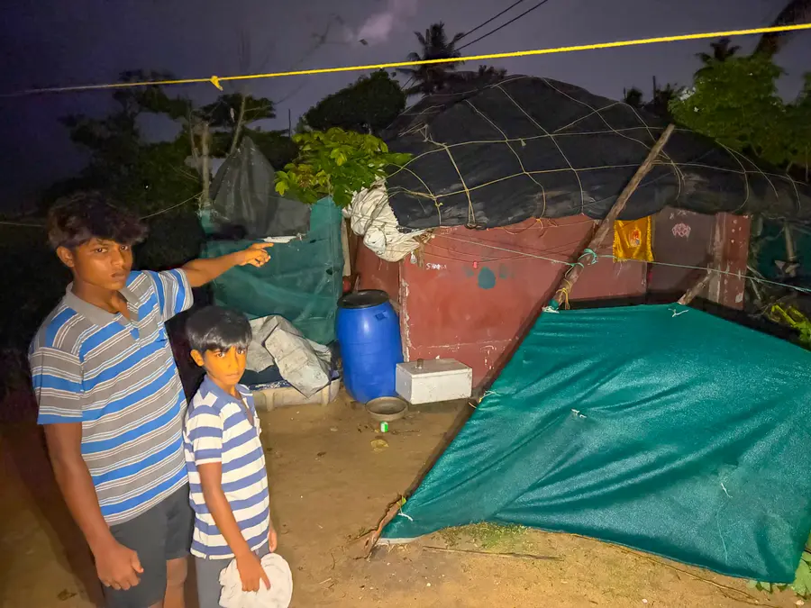 കൊല്ലം മുണ്ടയ്ക്കൽ കളീയ്ക്കൽ കടപ്പുറത്ത് ശക്തമായ കാറ്റിനെ തുടർന്ന് തകർന്ന വീട്