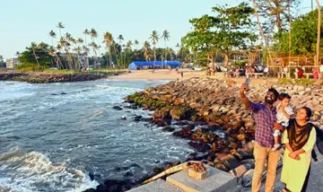 തിരുമുല്ലവാരം ബീച്ചിലെത്തിയ കുടുംബം സെല്‍ഫിയെടുക്കുന്നു 