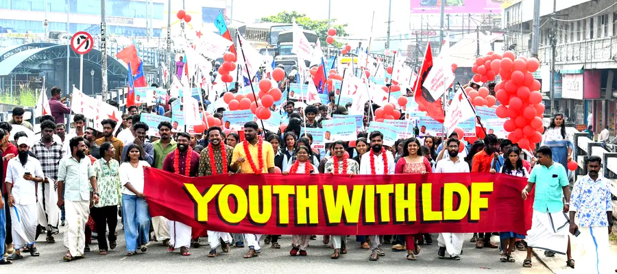 കൊല്ലം കോർപറേഷനിലെ ഇടതുമുന്നണി സ്ഥാനാർഥികളെ വിജയിപ്പിക്കണമെന്ന് ആവശ്യപ്പെട്ട് എൽഡിവൈഎഫിന്റെ നേതൃത്വത്തിൽ സംഘടിപ്പിച്ച യൂത്ത് വിത്ത് എൽഡിഎഫ് യുവജനറാലി ചിന്നക്കടയിൽ എത്തിയപ്പോൾ   ഫോട്ടോ: എം എസ് ശ്രീധർലാൽ