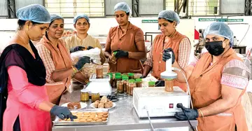 പാണഞ്ചേരി   സഹകരണ ബാങ്കിന്റെ കീഴിലുള്ള  വെജിറ്റബിൾ ആൻഡ്‌  ഫ്രൂട്‌സ്‌ പ്രോസസിങ് സെന്ററിൽ   ചക്ക ഉൽപ്പന്നങ്ങൾ നിർമിക്കുന്ന സ്‌ത്രീകൾ