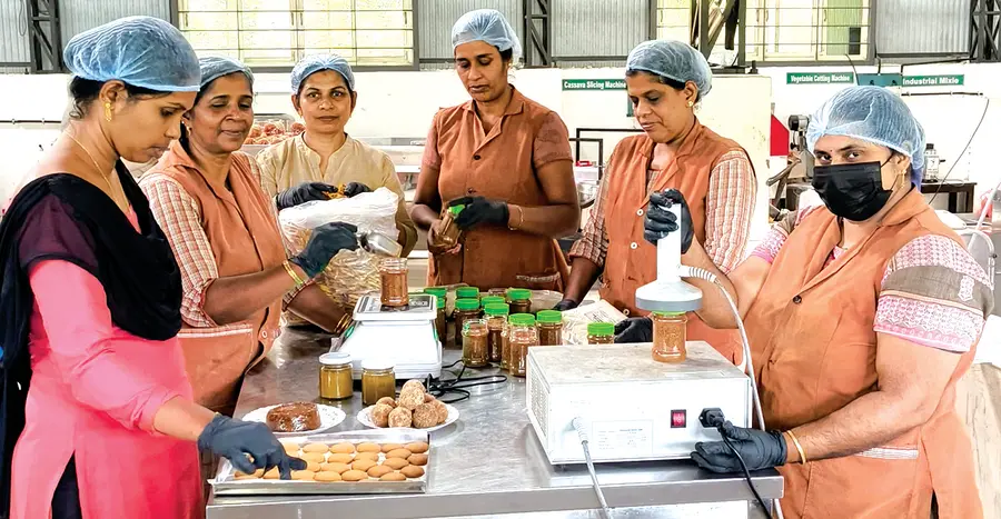 പാണഞ്ചേരി സഹകരണ ബാങ്കിന്റെ കീഴിലുള്ള വെജിറ്റബിൾ ആൻഡ് ഫ്രൂട്സ് പ്രോസസിങ് സെന്ററിൽ
ചക്ക ഉൽപ്പന്നങ്ങൾ നിർമിക്കുന്ന സ്ത്രീകൾ