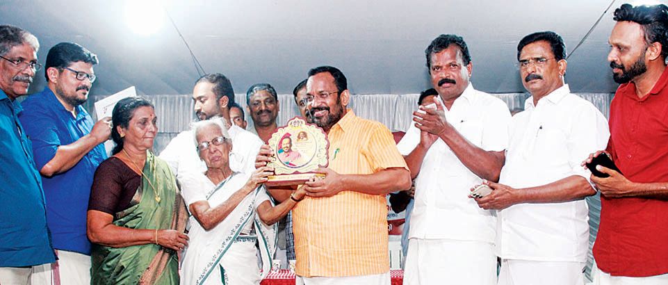 എ ശിവരാജന്‍ ഫാമിലി ട്രസ്‌റ്റ്‌ ഏര്‍പ്പെടുത്തിയ എ ശിവരാജൻ പൊതുപ്രവർത്തക പുരസ്‌കാരം മന്ത്രി കെ രാജന്  വിപ്ലവഗായിക പി കെ മേദിനി സമ്മാനിക്കുന്നു