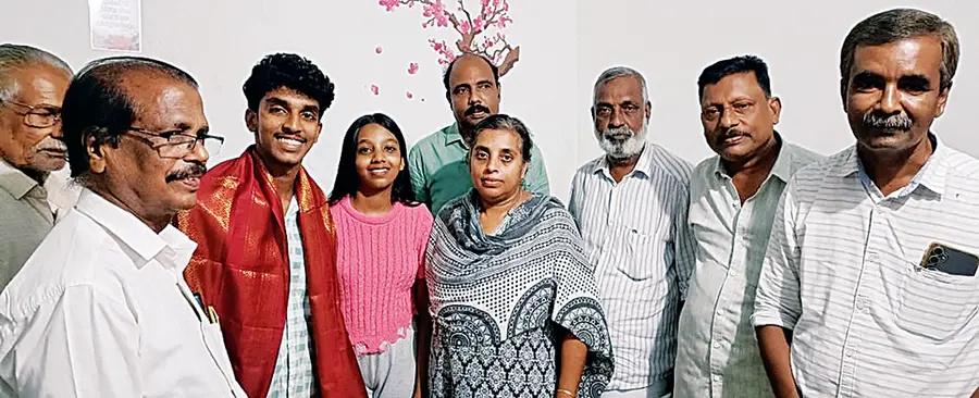 റെനിലിനെ സിപിഐ എം പ്രവർത്തകർ വീട്ടിലെത്തി ആദരിച്ചപ്പോൾ