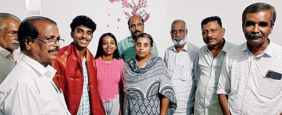 റെനിലിനെ സിപിഐ എം പ്രവർത്തകർ വീട്ടിലെത്തി ആദരിച്ചപ്പോൾ