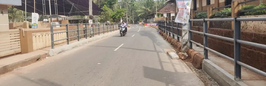 വള്ളിയാട് സ്കൂൾ പരിസരത്ത് നിര്മിച്ച കൈവരി