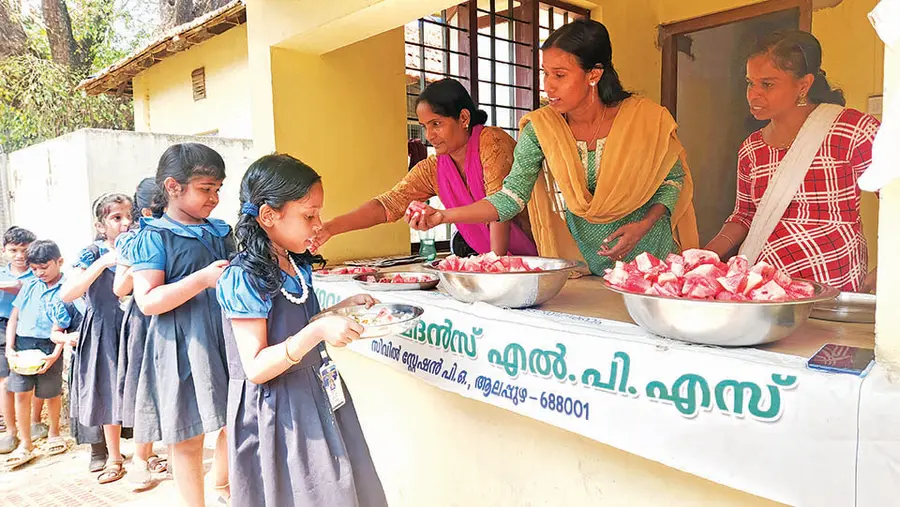 ആലപ്പുഴ ഗവ.മുഹമ്മദൻസ് എൽപി സ്കൂളിലെ സ്കൂളിൽ ആരോഗ്യ ക്ലബ് ഒരുക്കിയ പ്ലേറ്റ് ഡയറ്റ് വിത്ത്
ഫുഡ് ആന്റെ് ഫ്രൂട്സ് പ്രോജക്ട്