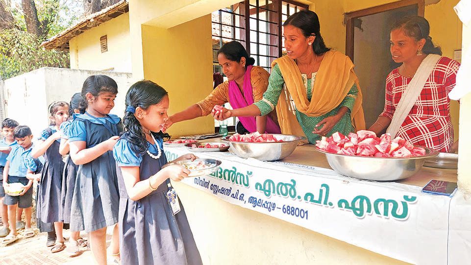 ആലപ്പുഴ ഗവ.മുഹമ്മദൻസ് എ‍ൽപി സ്‍കൂളിലെ സ്‍കൂളിൽ ആരോഗ്യ ക്ലബ് ഒരുക്കിയ പ്ലേറ്റ് ഡയറ്റ് വിത്ത്  ഫ‍ുഡ് ആന്റെ് ഫ്ര‍ൂട്സ് പ്രോജക്ട് 