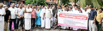 ജില്ലാ ബസ് ഓപറേറ്റേഴ്സ് അസോസിയേഷന് നേതൃത്വത്തിൽ മലപ്പുറം ജിഎസ്ടി ഓഫീസിനുമുന്നില് നടത്തിയ ധര്ണ