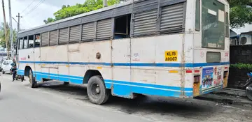 പിന്നിൽ ഒരു ടയർ മാത്രമായി പാലക്കാട് കെഎസ്ആർടിസി സ്റ്റാൻഡിനുസമീപം റോഡിൽ നിർത്തിയിട്ട പ്രിയദർശിനി ബസ്