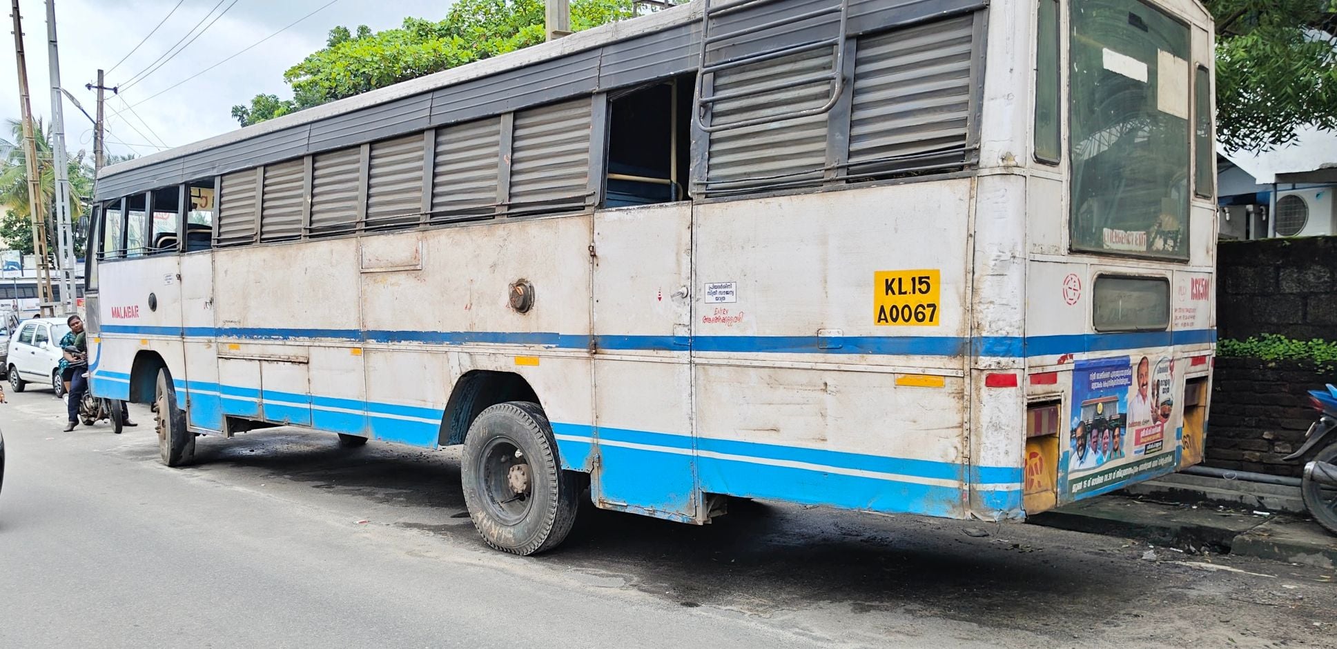 പിന്നിൽ ഒരു ടയർ മാത്രമായി പാലക്കാട് കെഎസ്ആർടിസി സ്റ്റാൻഡിനുസമീപം റോഡിൽ നിർത്തിയിട്ട പ്രിയദർശിനി ബസ് 