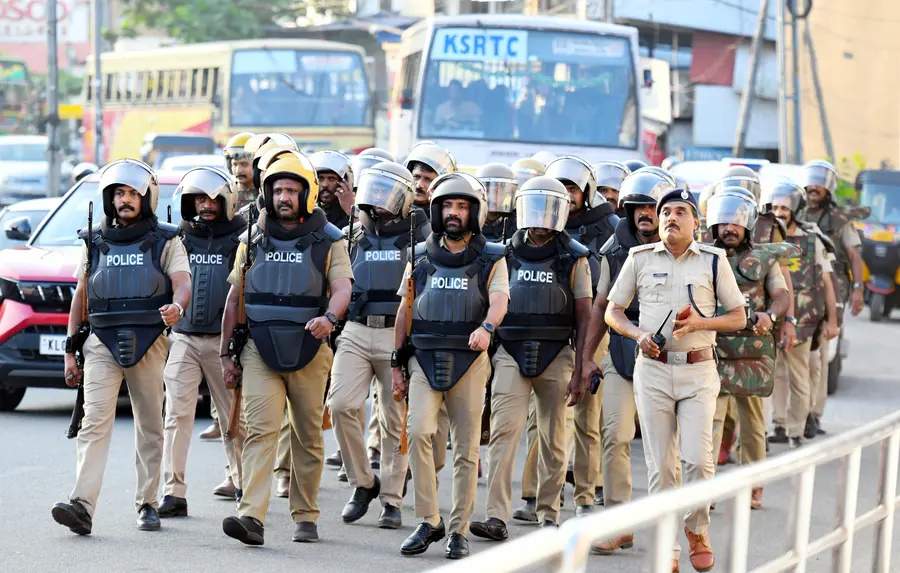 തദ്ദേശ തെരഞ്ഞെടുപ്പിന് മുന്നോടിയായി കൊല്ലം സിറ്റി പൊലീസിന്റെ നേതൃത്വത്തിൽ ചിന്നക്കടയിൽ നടത്തിയ റൂട്ട് മാർച്ച്‌