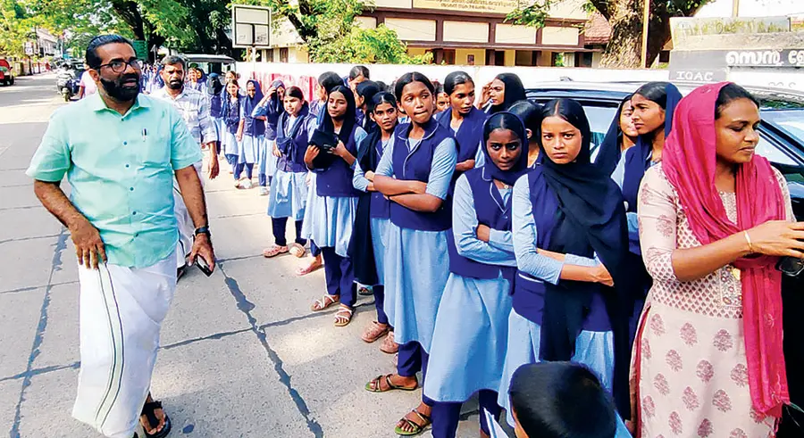 ലഹരിക്കെതിരായ പ്രവർത്തനത്തിന്റെ സന്ദേശവാഹകരാകാൻ വിദ്യാർഥികളെ ബോധവാന്മാരാക്കി ആന്റി ഡ്രഗ്സ് വാർ സംഘടിപ്പിച്ചു.