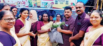 ചേർത്തല നഗരസഭാ കുടുംബശ്രീ ഓണം വിപണനമേള നഗരസഭാധ്യക്ഷൻ  എസ്‌ സോബിൻ ഉദ്‌ഘാടനംചെയ്യുന്നു