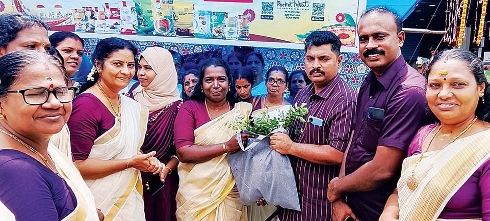 ചേർത്തല നഗരസഭാ കുടുംബശ്രീ ഓണം വിപണനമേള നഗരസഭാധ്യക്ഷൻ  എസ്‌ സോബിൻ ഉദ്‌ഘാടനംചെയ്യുന്നു