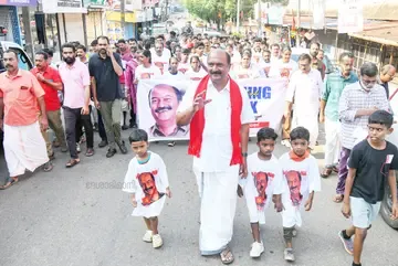 എൽഡിവൈഎഫ്‌ നേതൃത്വത്തിൽ പൂവറ്റൂരിൽ കൊട്ടാരക്കര മണ്ഡലം സ്ഥാനാർഥി കെ എൻ ബാലഗോപാൽ മോണിങ് വാക്കിന് ഇറങ്ങിയപ്പോൾ