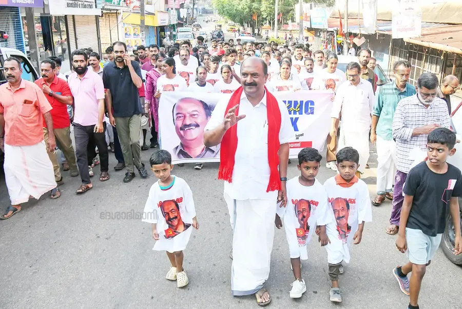 എൽഡിവൈഎഫ്‌ നേതൃത്വത്തിൽ പൂവറ്റൂരിൽ കൊട്ടാരക്കര മണ്ഡലം സ്ഥാനാർഥി കെ എൻ ബാലഗോപാൽ മോണിങ് വാക്കിന് ഇറങ്ങിയപ്പോൾ