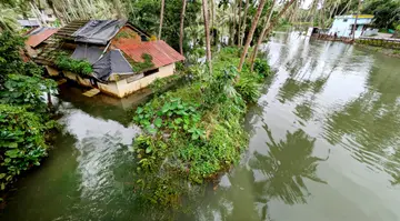 പയ്യടിമീത്തല് ഭാഗത്ത് മാമ്പുഴയുടെ ജലനിരപ്പ് ഉയര്ന്ന് കവിഞ്ഞപ്പോള്