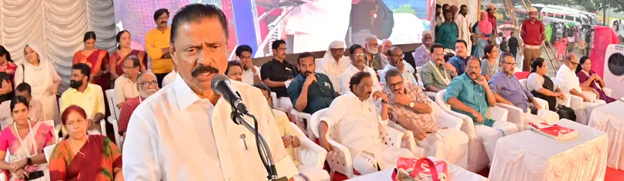 സിപിഐ എം പാലക്കാട് വിപുലീകൃത ജില്ലാ കമ്മിറ്റിയുടെ ഭാഗമായി സംഘടിപ്പിച്ച പൊതുയോഗം സംസ്ഥാന സെക്രട്ടറി എം വി ഗോവിന്ദൻ ഉദ്ഘാടനം ചെയ്യുന്നു