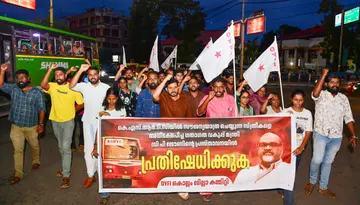 കെഎസ്ആർടിസിയിൽ സൗജന്യ യാത്ര ചെയ്യുന്ന സ്ത്രീകളെ അധിക്ഷേപിച്ച മന്ത്രി സി പി ജോണിന്റെ പ്രസ്താവനയിൽ പ്രതിഷേധിച്ച് ഡിവൈഎഫ്ഐ
ജില്ലാ കമ്മിറ്റി ചിന്നക്കടയിൽ നടത്തിയ പ്രകടനം
