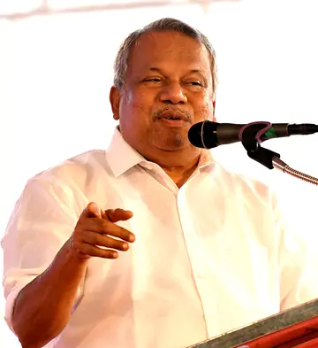 എൽഡിഎഫ് കൊല്ലത്ത് നടത്തിയ തെരഞ്ഞെടുപ്പ് പൊതുസമ്മേളനത്തിൽ സിപിഐ സംസ്ഥാന നിർവാഹക സമിതിയംഗം മുല്ലക്കര രത്നാകരൻ സംസാരിക്കുന്നു