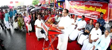 പെട്രോൾ, ഡീസൽ, പാചകവാതക വില വർധനയ്ക്കെതിരെ സിപിഐ എം കൊല്ലം ഏരിയ കമ്മിറ്റി നേതൃത്വത്തിൽ ചിന്നക്കടയിൽ നടത്തിയ പ്രതിഷേധം  ജില്ലാ സെക്രട്ടറി എസ് സുദേവൻ ഉദ്ഘാടനംചെയ്യുന്നു