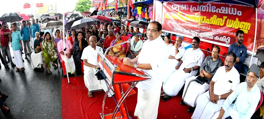 പെട്രോൾ, ഡീസൽ, പാചകവാതക വില വർധനയ്ക്കെതിരെ സിപിഐ എം കൊല്ലം ഏരിയ കമ്മിറ്റി നേതൃത്വത്തിൽ ചിന്നക്കടയിൽ നടത്തിയ പ്രതിഷേധം  ജില്ലാ സെക്രട്ടറി എസ് സുദേവൻ ഉദ്ഘാടനംചെയ്യുന്നു
