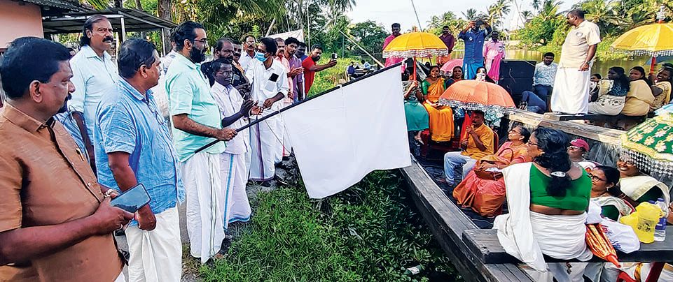 ജലഘോഷയാത്ര എച്ച് സലാം എംഎൽഎ ഫ്ലാഗ് ഓഫ് ചെയ്യുന്നു