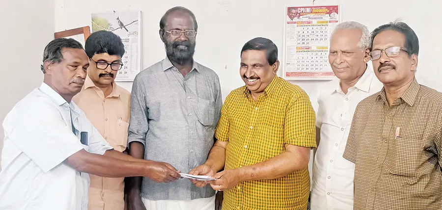 ദേശാഭിമാനി പ്രചാരണത്തിന്റെ ഭാഗമായി ഒന്നാംഘട്ടം വാര്ഷിക വരിസഖ്യയുടെ തുകയും ലിസ്റ്റും
ജില്ലാ സെക്രട്ടറിയറ്റംഗം എ മഹേന്ദ്രന് ഏറ്റുവാങ്ങുന്നു