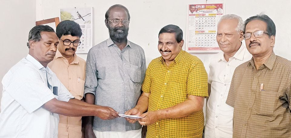 ദേശാഭിമാനി പ്രചാരണത്തിന്റെ ഭാഗമായി ഒന്നാംഘട്ടം വാര്‍ഷിക വരിസഖ്യയുടെ തുകയും ലിസ്റ്റും  ജില്ലാ സെക്രട്ടറിയറ്റംഗം എ മഹേന്ദ്രന്‍ ഏറ്റുവാങ്ങുന്നു