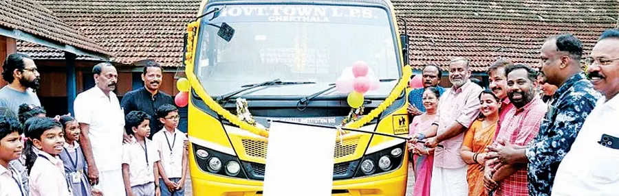 എ എം അരിഫ്‌ എംപി ആയിരിക്കെ ആസ്‌തിവികസന ഫണ്ട്‌ വിനിയോഗിച്ച്‌ ചേർത്തല ഗവ. ടൗൺ എൽപി സ്‌കൂളിന്  അനുവദിച്ച ബസ്‌ സർവീസ്‌ മന്ത്രി പി പ്രസാദ്‌ ഫ്ലാഗ്‌ ഓഫ്‌ചെയ്യുന്നു