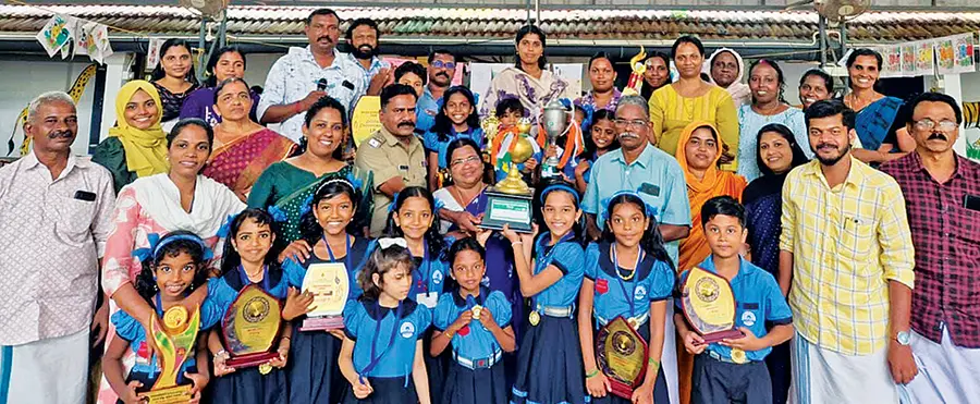 ചേർത്തല ഉപജില്ല കലോത്സവത്തിൽ ഓവറോൾ ചാമ്പ്യന്മാരായ മുഹമ്മ ജിഎൽപിഎസ് ടീമിനെ പിടിഎയുടെ നേതൃത്വത്തിൽ  അനുമോദിച്ചപ്പോള്‍