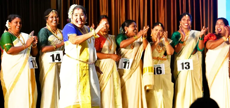 ആത്മവിശ്വാസത്തിന്റെ വിജയസേന .. കോഴിക്കോട് കോര്‍പറേഷന്‍ സംഘടിപ്പിച്ച ഹരിതകര്‍മ സേനാ സംഗമത്തില്‍ നടന്ന റാമ്പ് വോക്ക് മത്സരത്തിന്റെ ഫലപ്രഖ്യാപനത്തിനിടെ കേരള സ്റ്റൈല്‍ വിഭാഗത്തില്‍ വിജയിയായി പ്രഖ്യാപിക്കപ്പെട്ട 53 വയസുകാരി സി കെ റീത്ത ആഹ്ലാദത്തോടെ നൃത്തംവെച്ച് മുന്നോട്ട് വരുന്നു. മാത്തറ സ്വദേശിയായ റീത്ത ചാലപ്പുറം വാര്‍ഡിലെ ഹരിതകര്‍മസേനാംഗമാണ്                                                                                                                                                                                                                                 ഫോട്ടോ മിഥുന്‍ അനില മിത്രന്‍