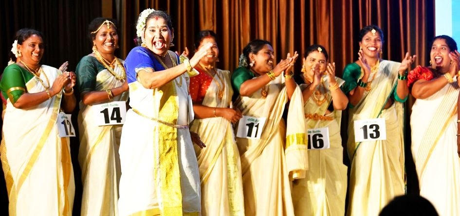 ആത്മവിശ്വാസത്തിന്റെ വിജയസേന .. കോഴിക്കോട് കോര്‍പറേഷന്‍ സംഘടിപ്പിച്ച ഹരിതകര്‍മ സേനാ സംഗമത്തില്‍ നടന്ന റാമ്പ് വോക്ക് മത്സരത്തിന്റെ ഫലപ്രഖ്യാപനത്തിനിടെ കേരള സ്റ്റൈല്‍ വിഭാഗത്തില്‍ വിജയിയായി പ്രഖ്യാപിക്കപ്പെട്ട 53 വയസുകാരി സി കെ റീത്ത ആഹ്ലാദത്തോടെ നൃത്തംവെച്ച് മുന്നോട്ട് വരുന്നു. മാത്തറ സ്വദേശിയായ റീത്ത ചാലപ്പുറം വാര്‍ഡിലെ ഹരിതകര്‍മസേനാംഗമാണ്                                                                                                                                                                                                                                 ഫോട്ടോ മിഥുന്‍ അനില മിത്രന്‍